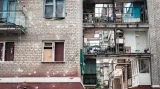 Poničené a rozstřílené domy ve městě Lugansk