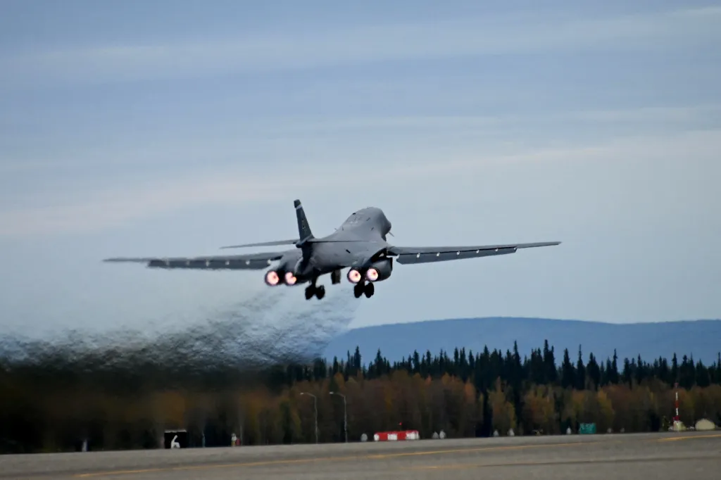 Americké bombardéry směřují do Norska, kde se účastní plánované polární mise