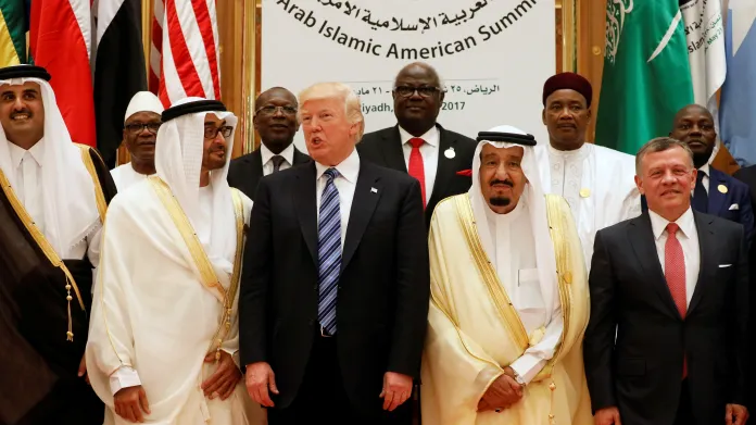 Trump při společném summitu se zástupci arabských zemí