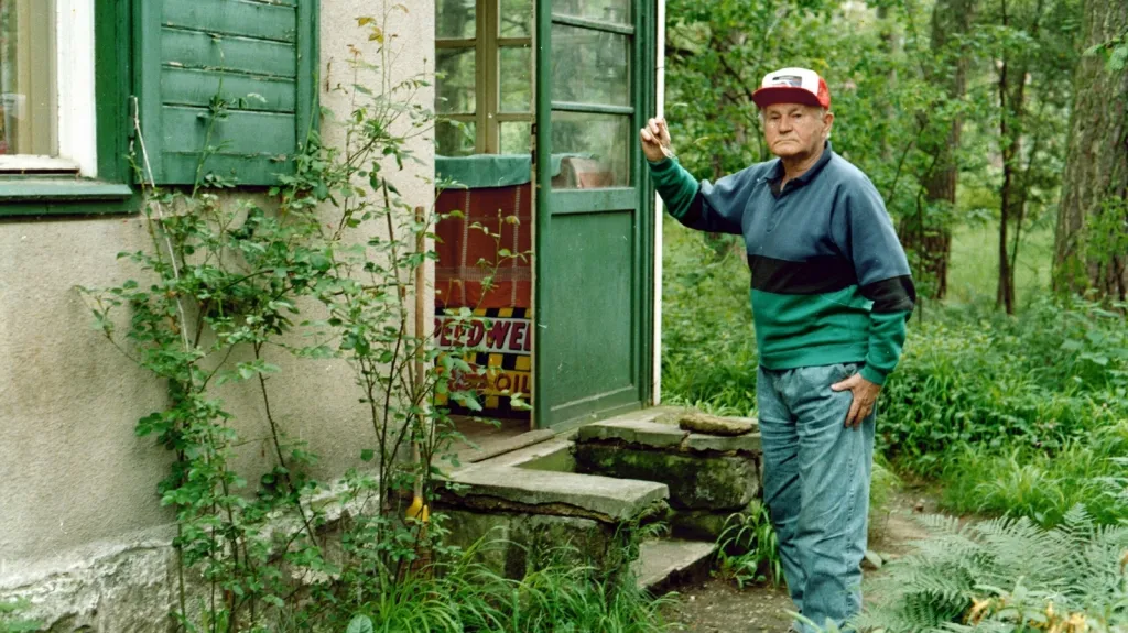 Bohumil Hrabal na chalupě v Kersku v roce 1994