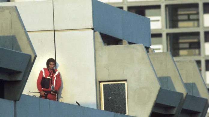 Německý policista v přestrojení za sportovce na střeše mnichovského komplexu