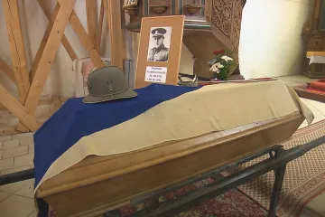 Namísto hákových křížů rakev s českou vlajkou. Nešťastně zabitý protektorátní četník byl podruhé pohřben
