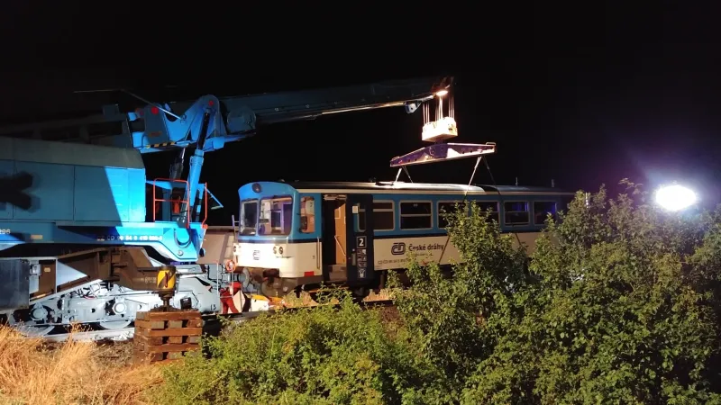 Drážní jeřáb vrátil vykolejený motorový vůz zpět na koleje