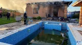 Hasiči likvidují požár domu po zásahu obce Tsyrkuny nedaleko Charkova ruským ostřelováním