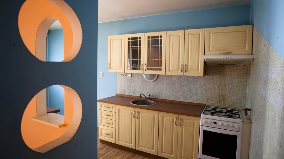 Není to žádný squat ani vlhký dům z vepřovic, nýbrž poctivý panel z pozdních osmdesátek osazený plastovými okny, kuchyňskou linkou a všemi potřebnými rozvody.