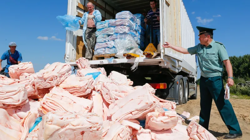 Rusové likvidují ilegálně dovezené západní potraviny