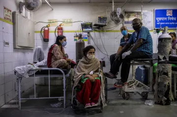 Pandemie rozdělila svět. Jedněm už svítá naděje, druzí se topí v zoufalství