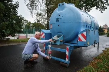 Obce se chystají na nedostatek pitné vody. Počítají s cisternami, budují hloubkové vrty