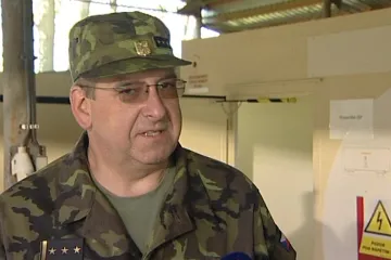 Za nákup lékárniček do vojenských vozů padla podmínka