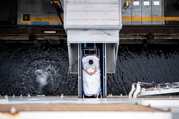 Týden obrazem: Nemocnice v katedrále, kráva v kruzích a osamělé sci-fi 