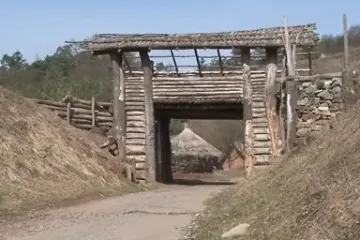 Keltský skanzen Isarno se pochlubí novou bránou
