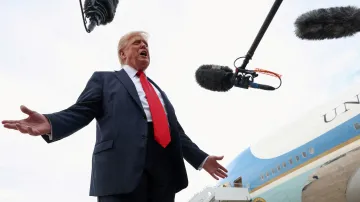 Americký prezident Donald Trump a mikrofony novinářů, ilustrační snímek