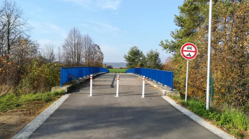 Ve vjezdu na most brání dopravní sloupky