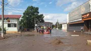 Hasiči evakuují obyvatele ve rumunském městě Pechea