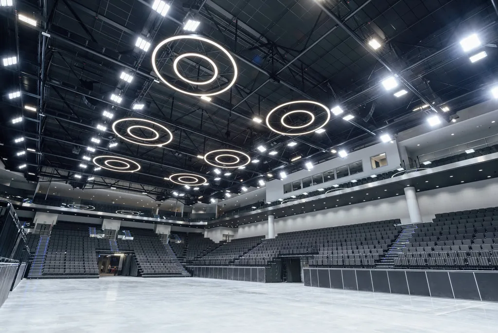 O2 universum slouží jako multifunkční kongresové centrum. Čtyřpodlažní objekt je výrazný markýzou se zrcadlovým podhledem