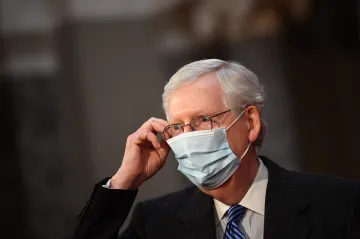 Násilnosti v Kapitolu vyprovokoval Trump, řekl lídr republikánských senátorů McConnell