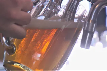 Češi si opět zajdou „na jedno“. Zájem o pivo v létě ještě poroste, ceny ale také