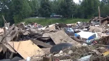 Po záplavách zůstaly hromady odpadků