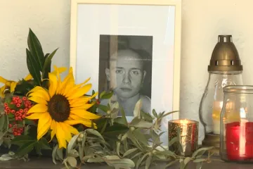 Květiny, černý prapor a pomoc rodinám: Na tři padlé vzpomínají i lidé v obcích, kde vojáci žili