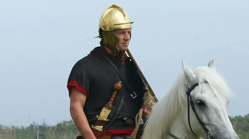 Římský legionář-jezdec vybavený mečem spatha