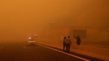 Dýmem zahalená dálnice u města Kinéta