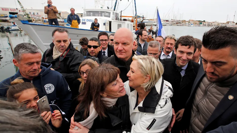 Marine Le Penová se svými stoupenci v jihofrancouzském Grau-du-Roi