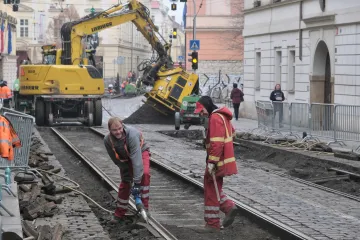 Tramvaje se na Malou Stranu vrátí o týden dřív. Opravu se podařilo zkrátit
