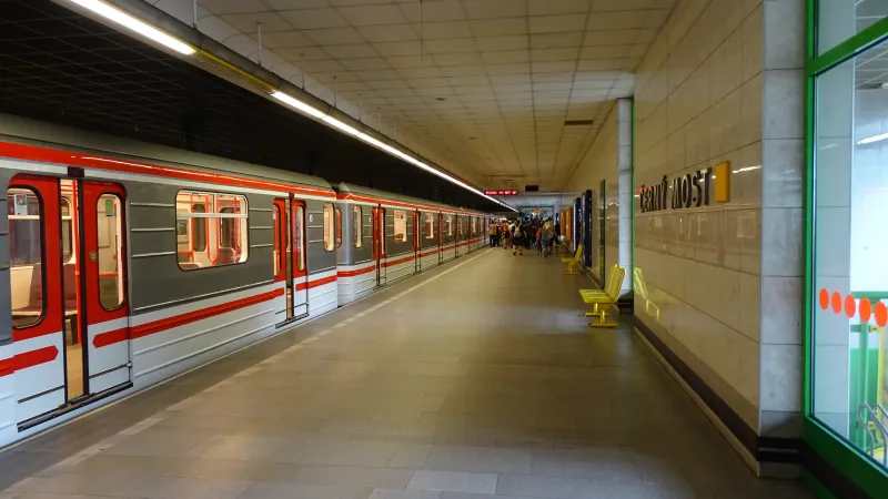 Metro na lince B po večerním požáru v okolí tubusu obnovilo provoz po celé trase