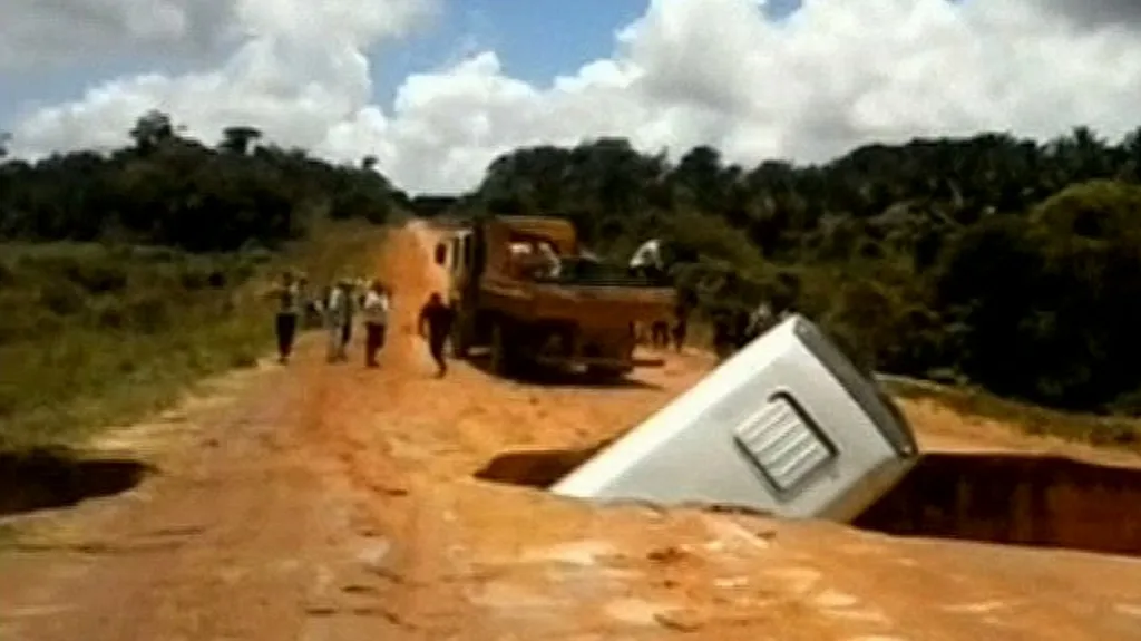 Brazilský autobus se náhle propadl do jámy