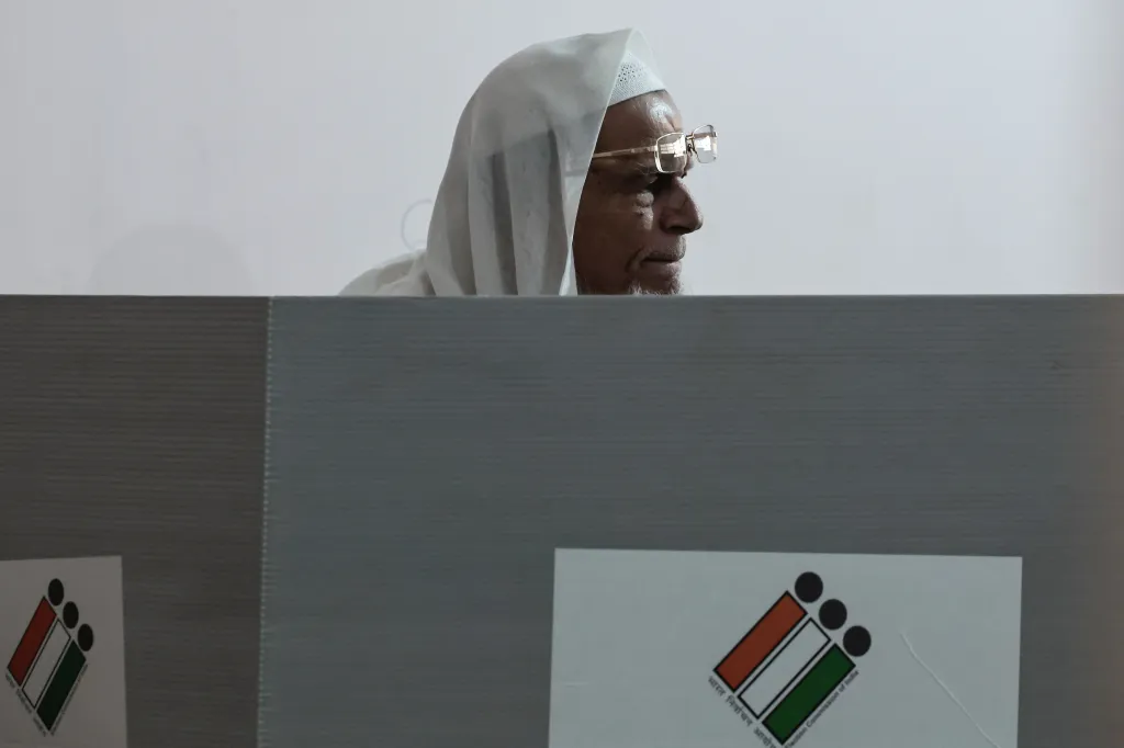 Volič za volební plentou v Bengalúru
