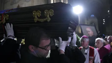 Přenesení rakve s ostatky kardinála Josefa Berana
