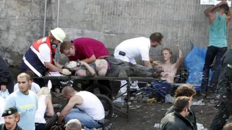 Záchranáři dávají první pomoc na Loveparade