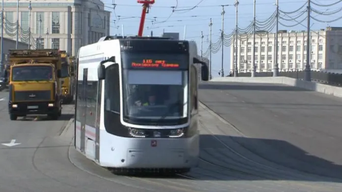 Oslavy 115 let elektrických tramvají v Moskvě: Nová tramvaj PESA Foxtrot