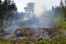 Hasiči uhasili požár u Tanvaldského Špičáku. Les hořel v nepřístupném terénu