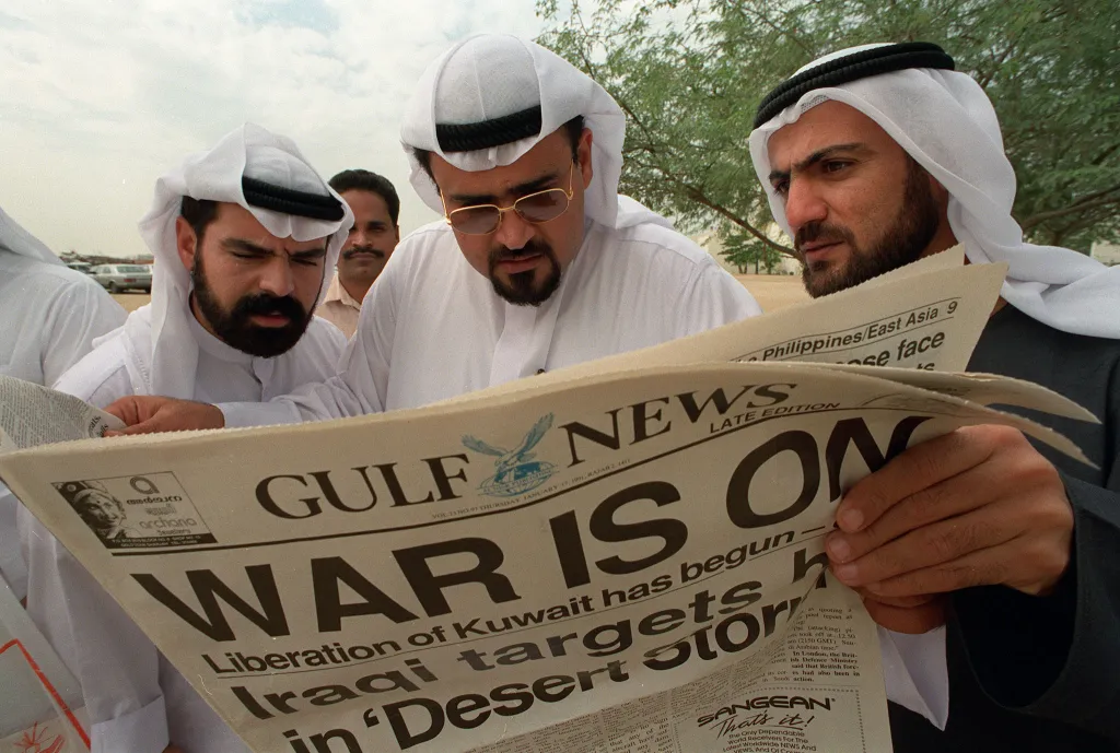 Kuvajťané v exilu se o vypuknutí války v Zálivu dozvídají z místních novin v Dubaji. Tisíce Kuvajťanů prchly ze země už v roce 1990 po invazi iráckých vojsk
