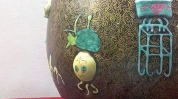 Falešná váza z údajné dynastie Čching