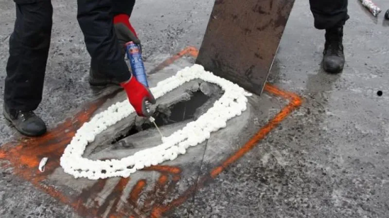 Odstraňování nevybuchlého granátu ze střechy muničního skladu
