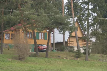 Zdražení nájemného, vysoké pokuty za nedodržení smlouvy. Chataře v Jedovnicích obec zaskočila