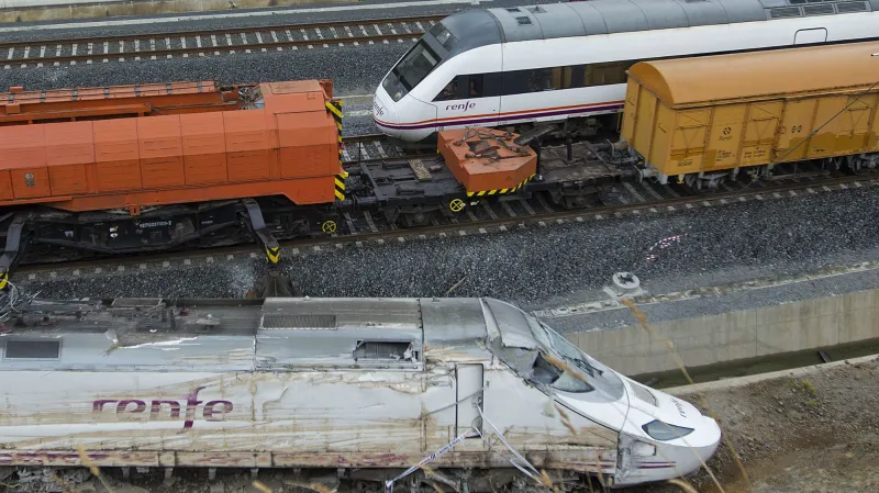 U znovuzprovozněné trati zůstává ležet havarovaný vlak