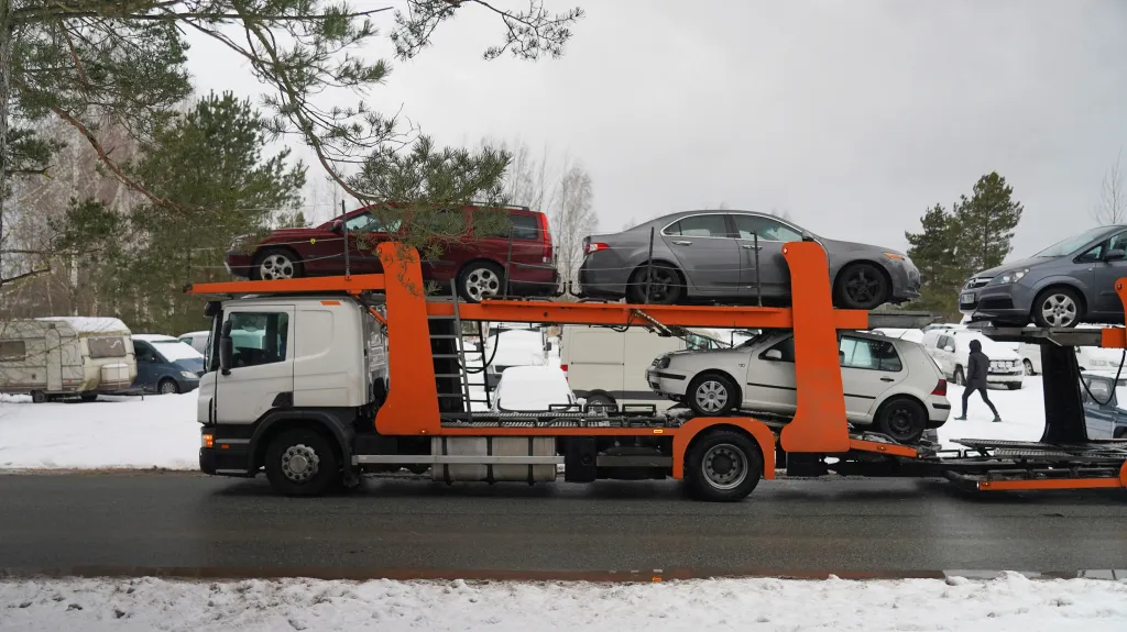 Zabavená lotyšská auta, která míří na Ukrajinu
