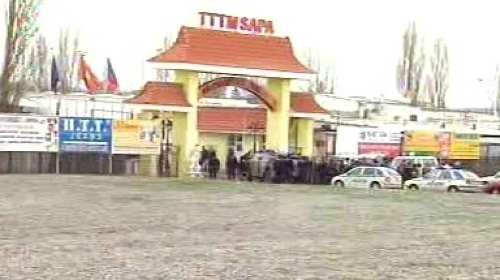 Policejní zásah na tržnici v Libuši