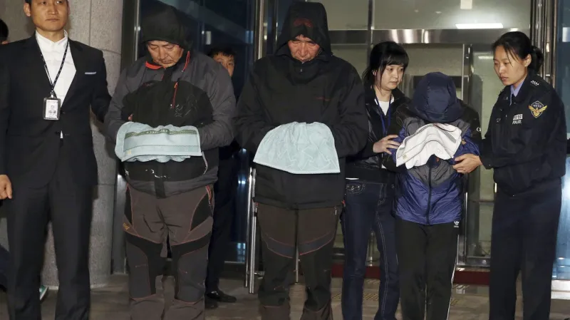 Zatčený kapitán s dalšími členy posádky