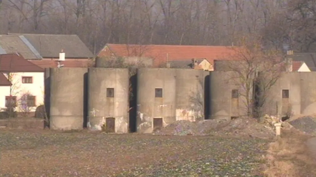 Lysovice trápí staré silážní věže