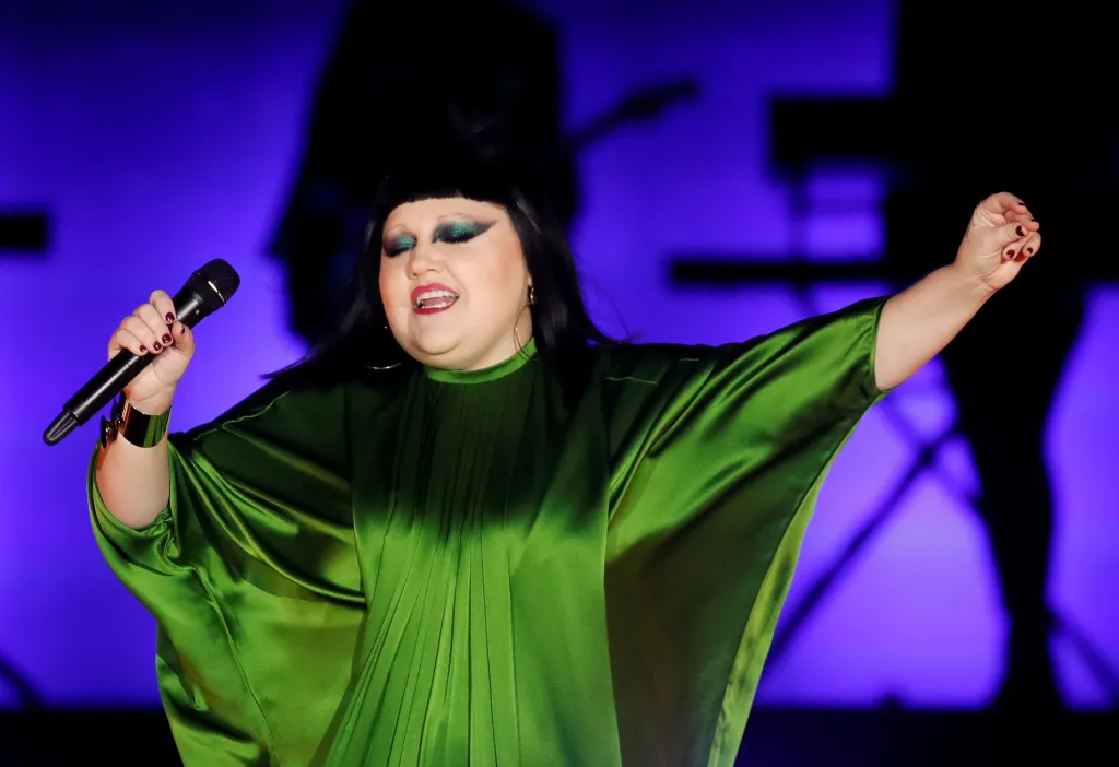 Zpěvačka Beth Ditto během pařížského týdne módy, který je věnován spodnímu prádlu, zazpívala v Roland Garros