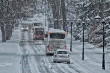Nezapomeňte na zimní výbavu, radí silničáři. Na horách jsou některé cesty zapadané, další pokryl led