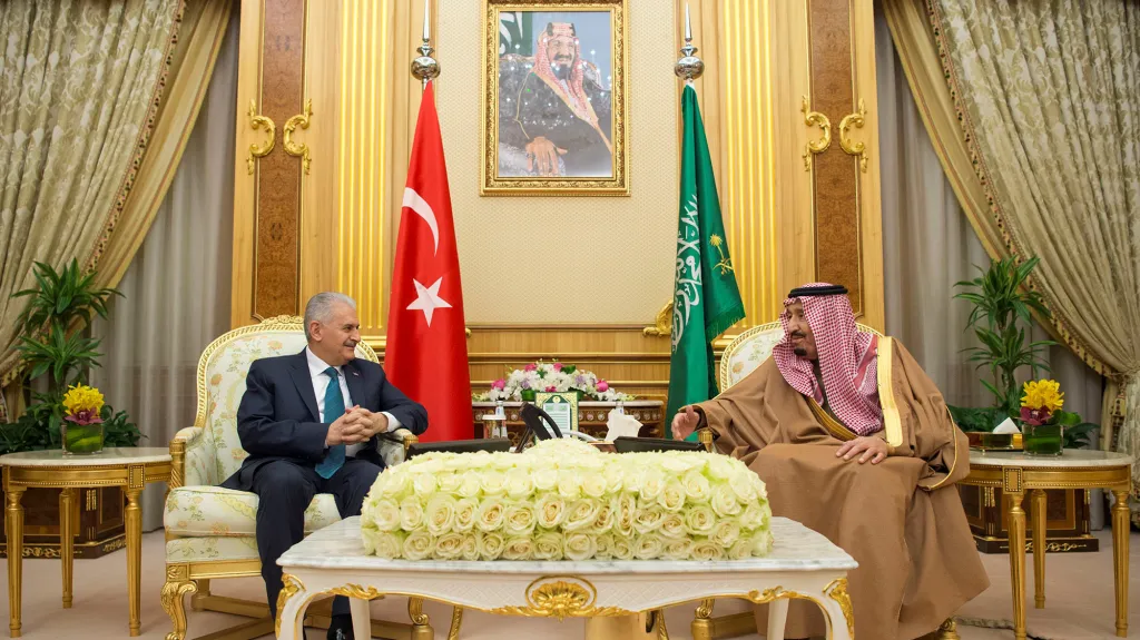 Král Saúdské Arábie Salmán bin Abd al-Azíz al Saúd (vpravo) s tureckým premiérem Binali Yildirim