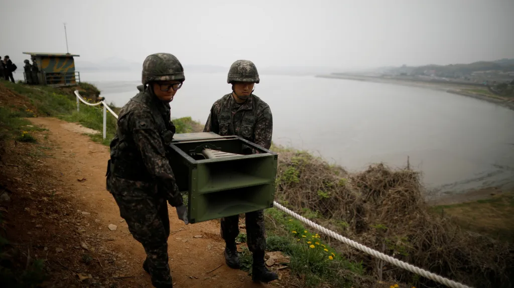 Jihokorejci rozebírají tlampače na hranici