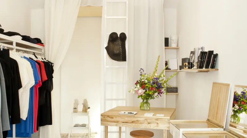 Kurator - výběr oblečení, módních doplňků, šperků a designových objektů