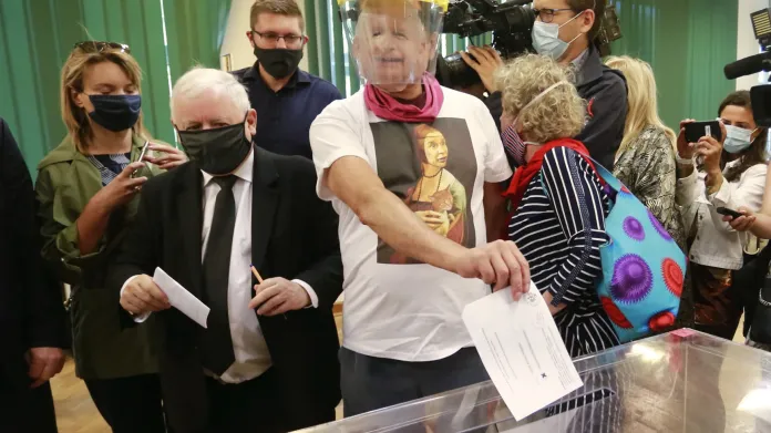 Předseda polské pravicové vládní strany Jaroslaw Kaczynski odevzdává svůj hlas (vlevo)