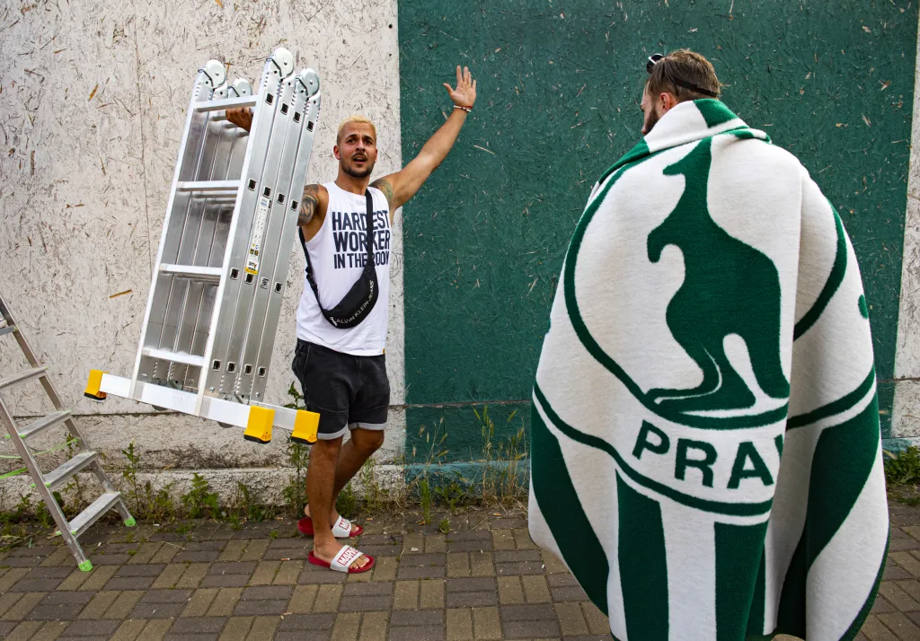 Vedle zelenobílé šály, někdy i dresů, či v tomto případě klubové deky, se staly nucenou součástí výbavy fanoušků Bohemians štafle